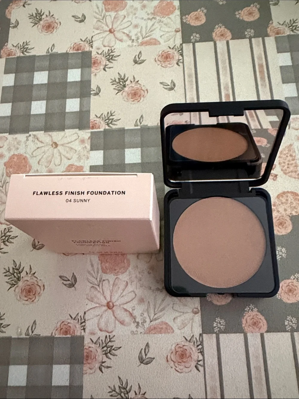 Flawless Finish Foundation Compact - 04 Sunny
